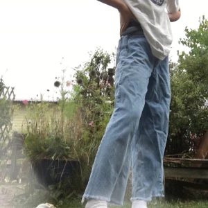 blåa jeans  - Säljer dessa blåa jeansen från zara, köpta här på plick men var för stora på mig i midjan. Lite slitna som man kan se därav väldigt billiga. 150kr ink frakt(66kr) 📦. (pris kan diskuteras) 🍓❤️