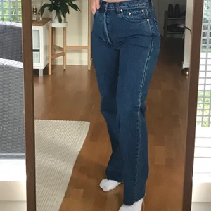 Vintage jeans - Högmidjade vintagejeans med knappknäppning. Jag är normalt en S/36 och de sitter som en smäck. Midjemått (mätt tvärsöver) är 38cm.