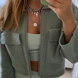 Grön jacka  - Jag säljer den här superfina vårjackan i en drömig grön färg💕knappt använd