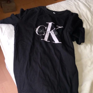 En Calvin Klein t-shirt!  - Så fin t-shirt! Calvin Klein. Fick i present! 