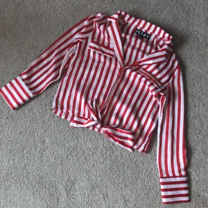 Blusar - Bild 1: Röd och vitrandig blus med knyt längst ner, storlek XS                                                                        Bild 2: Blå och vitrandig blus med svarta prickar, knappar hela vägen! Storlek 36.                                     Säljes tilsammans!                                            Köparen står för fraktkostnaden!