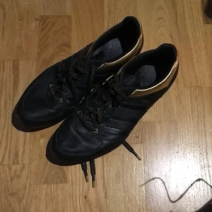 Adidas Midiru  - storlek 40, svart/guld, kvinnlig sportskor