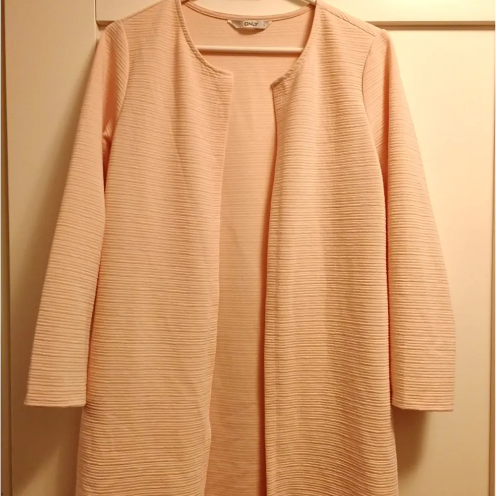 Ljusrosa tröja i storlek S från märket ONLY. Använd få gånger. Frakt tillkommer. . Tröjor & Koftor.