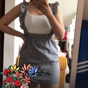 Hängselkjol  - Supersöt rutig tyghängselkjol❤Jättefin att styla med tex vanligt linne under som på bilden, o ger en effekt av en klänning! Frakt: 42:- med postens S-emballage 