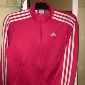 Adidas kofta, rosa  - Rosa adidas kofta. Kan vara bra till träning. Används några gånger . Storlek M. Original priset 350 men säljs för 150