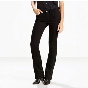 Svarta levis 715 - Svarta Levi’s jeans i modellen 715. Fin smal bootcut med bra passform. Storlek 26x32, beninnerlängd 81 cm och jag är 172 cm och den passar perfekt i längden.  Nypris: 1000 kr.  Fraktavgiften står köparen för!💫