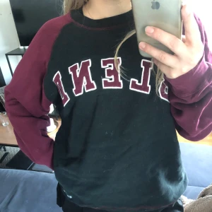 Cool sweatshirt  - Cool, oldschool sweatshirt från Blend. Jättemysig och snygg till ett par momjeans. Frakten ligger på 63kr🌻