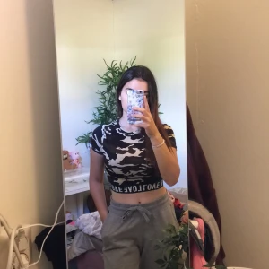 Crop top - Frakt ingår inte, magtröjan sitter fint och tajt runt midjan❤️ 