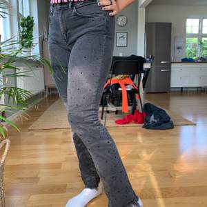 Högmidjade jeans med svarta glittriga stenar som detaljer. Storlek 29, motsvarar 36 i EU storlekar. Funkar även storlek 38 då de är stretchiga. Säljes pga att de ej används!