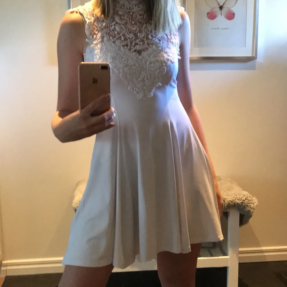 En vit lite finare sommar/festklänning i storlek S från bubbelroom. Använd 1 gång. Säljs pga för liten.. Klänningar.