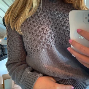 Stickad tröja från NA-KD - Snygg stickad tröja köpt på NA-KD i Göteborg. Knappt använd så ser helt ny ut! Färgen på tröjan är som på bild 2 då det va olika ljus på dom. Skriv gärna om ni har frågor eller är intresserade!💜