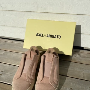 Rosa Axel Arigato skor - Säljet ett par super snygga smutsrosa arigatos som har använts runt 3-4 gånger, säljer pga för små. Budet startar på 600kr nypris 1850kr
