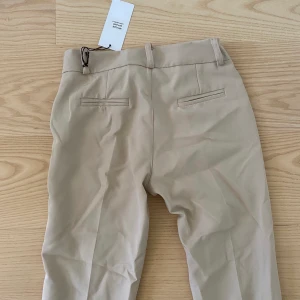 Helt oanvända byxor från danskt märke. - Nypris över 500kr. Super snygga men tyvärr för små för mig. Lappar kvar. Bild från deras insta är tredje bilden. 