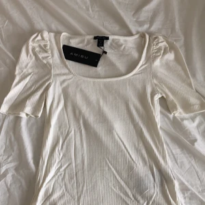 Topp med puffärm - Jättefin topp med puff ärm som är helt oanvänd eft prislappen är på✨säljs pga att jag har en likadan i mindre storlek💕passar en s-m🌸köpt på New yorker i polen