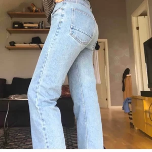 Blåa Straightleg jeans, vintage - Säljer då d är för stora på mig, (inte mina bilder förutom sista). Helt raka inga slitningar. Frakt 40