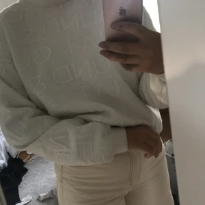 tröja stl s/m - Säljer denna skit snygga tröja ifrån ett ställa i polen. Köpt förra sommarn, är i bra skick och har inga fläckar. den sitter bra i armarna på mig som är 173 så den är ganska stor i storleken. köpt för 400 säljer för 150kr+frakt