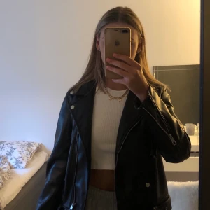 Skinnjacka - Svart supersnygg skinnjacka (inte äkta skinn) från newyorker. Jackan är helt oanvänd med prislapp kvar. Köpt för 599kr. Den är i storlek 38 men skulle säga att den även passar 34 och 36 beroende på hur man vill att den ska sitta (jag har oftast storlek 36 eller 34 i plagg).