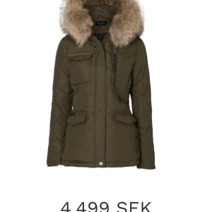 Hollies storlek 38 - Jättefin hollies jacka i topp skick, två år gammal men säljer den då den knappt har användts, nypris 4500, priset kan diskuteras 