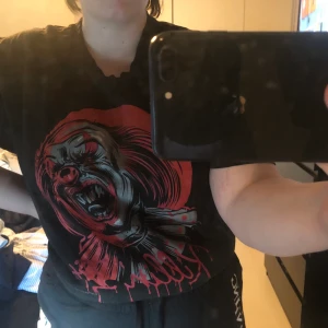 T-shirt - Supercool t-shirt från carlings! På baksidan står det ”Killin’ It” säljes för 50kr+frakt (ca 49kr)