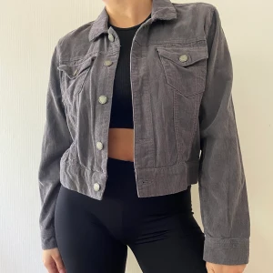 Tuff lilagrå jacka  - Snygg lilagrå jacka i oversized modell och croppad. Passar XS-M. Använd 1 gång så i nyskick. Säljs pga flyttrensning.😇