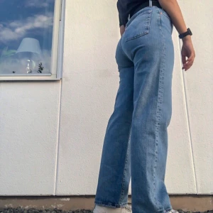 Levis ribcage straight - Levisjeans i den populära modellen ribcage. Originalpris 1099kr. Använda ett fåtal gånger och i mycket bra skick. På mig som är 163 sitter dom lite under skorna (se bild). Skicka ett meddelande vid frågor☀️