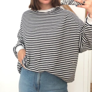 Stor oversized randig sweatshirt 🤍🖤 - Oversized sweatshirt i skönt material! 🤍🖤