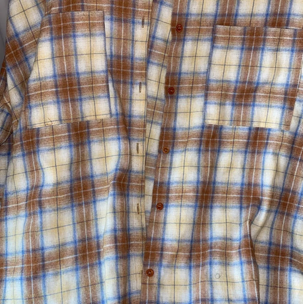 En brun beige rutig skjorta från Boohoo har används endas 1 gång flanell aktig material. Tröjor & Koftor.