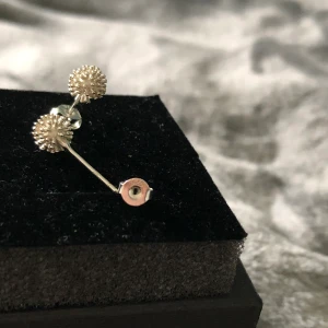 Silverpläterade nya små örhängen - Silver 925 nya små örhängen Aldrig använda Ask ingår ej Pris: 55 kr+ porto 11 kr