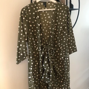 Klänning  - Grön / vit prickig klänning, oanvänd 