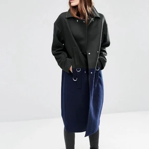 Asos Kappa i Ullmix - Grön och mörkblå kappa i ullmix. Storlek 36. Overzise modell. Obs, använder asos egna bilder pga dåligt ljus i min lägenhet. Org pris, 1500. Hämtas hos mig eller möts upp i centrala Stockholm/Södermalm.