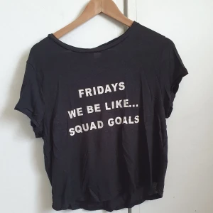 Svart topp | L - Svart topp i storlek L, jag är själv storlk S och skulle snarate säga att den är mer som en M. Har använt den mest som en pyjamas tröja, materialet är väldigt bekvämt och stretchigt.                                                            (Kund betalar frakt)