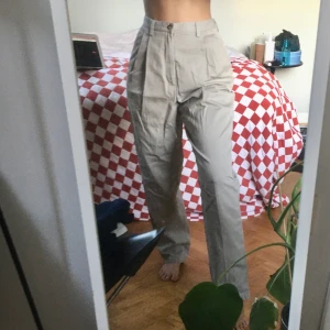 Vintage chinos i beiget - Ett par vintage chinos i beiget som tyvärr inte kommer till användning längre. Lite skater känsla över dom! Står i dom att det är en storlek s men skulle säga att dom även funkar för en större xs, jag på bild är 162cm och benen är något långa för mig! Köparen står för eventuell frakt!🥰💖