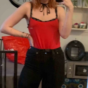  - Röd Levi’s bodysuit, bra skick, använd under 5 gånger 