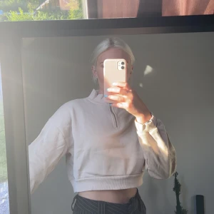 Nelly trend storlek Medium  - Jättesnygg croppad sweatshirt från Nelly Trend. Använd endast fåtal gånger 