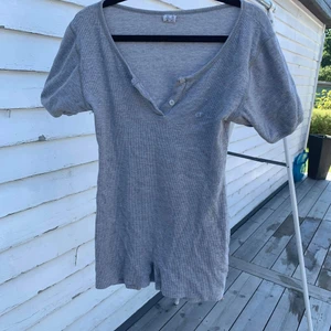 Grå champion pyjamas  - Playsuit pyjamas i fintskick! Grå ribbad med tight passform! Köparen står för frakt!