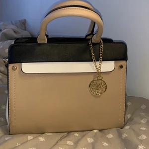 Handväska - Rymlig handväska med flera fack, knappt använd. Köpt i Tyskland, axelbandsrem medföljer också. Köparen står för frakten