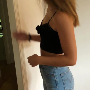 Trendig zara topp - Säljer min topp från zara eftersom den inte kommer till användning! Den är bara testad men inte mer än så! Den är stretchy så passar om man är större än XS/S också!💞💞