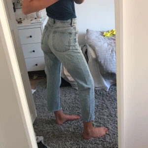 zara jeans - superfina blåa jeans från zara som tyvärr inte kommer till användning, nypris 350kr! köparen står för frakt💕💕