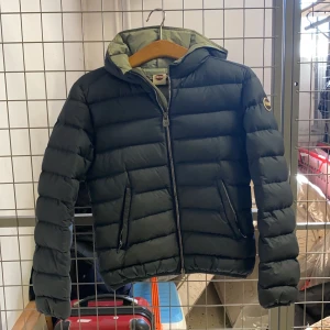 MÖRKBLÅ COLMAR DUNJACKA MED LUVA - Säljer min jättevarma dunjacka från COLMAR, i väldigt fin kvalité. Den är i storlek 40 men skulle motsvara det som en S. Nypris: 2999, mitt pris: 1000