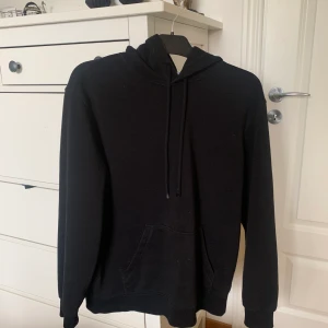 Oversized svart hoodie - Vanlig svart hoodie sitter jätte snyggt oversize på mig som har xs/s 💕💕jätte bra skick 