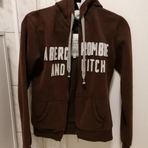 Abercrombie and fitch  - abercrombie and fitch brun tjocktröja i ok skick. Hund och katt finns i hemmet. Finns på andra sidor. 300kr + frakt 