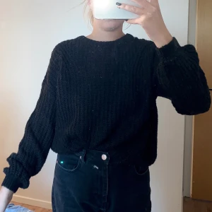 Svart stickad tröja - En ganska enkel svart stickad tröja i storlek S. Säljes pågrund av att den inte kommer till användning. Säljs för 35kr + frakt 🚚 