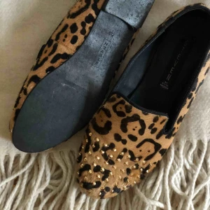  - Steve Madden loafers, använda 2ggr. Storlek 36, men har passat mig som är en liten 37a. Nypris var närmre 2000kr på dessa, inköpta i Miami. 💘