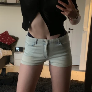 Shorts från hm!! - Storlek:okänt men gissar ca 34 men är stretchiga så passar mindre o större, använda för ett par år sedan. Snygg röv 