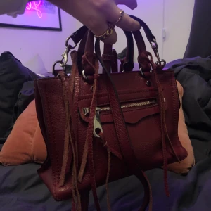 Rebecca Minkoff väska - Vinröd crossbody väska från Rebecca Minkoff. Köpt på NK för några år sedan. (Kvitto och dustbag finns). Köpte den för 2900kr!
