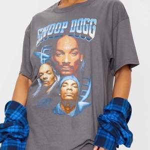 Hej, jag söljer min fantastiskt fina Snoop Dogg T-shirt som jag inte användt många gånger.  BUDA I KOMENTARERNA. BUDGIVNINGEN AVSLUTAR PÅ TISDAG KL 21:00❤️❤️❤️❤️❤️