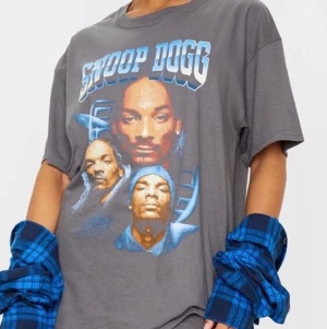 Snoop dogg t-shirt - Hej, jag söljer min fantastiskt fina Snoop Dogg T-shirt som jag inte användt många gånger.  BUDA I KOMENTARERNA. BUDGIVNINGEN AVSLUTAR PÅ TISDAG KL 21:00❤️❤️❤️❤️❤️