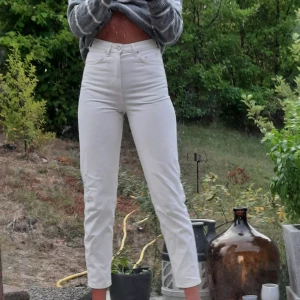 weekday white jeans - tycker dessa är sååå fina men de är för korta för min smak (har rätt långa ben176cm)  från weekday i storlek 26💜💜 byxorna är inte helt vita utan de är lite mer gräddvita