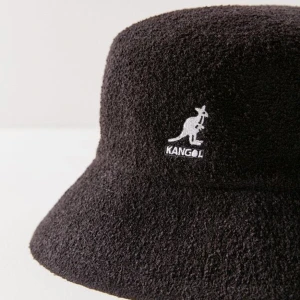 Kangol bucket hat - (Inte mina bilder). Kollar om någon är intresserad av en kangol bucket hat. Nypris ligger runt 650kr. Den är i använt skick utan några fläckar eller slitningar. Kom med förslag på pris!