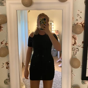 Klänning  - Svart klänning som är använd men i bra skick. Säljer pga liten. Passar 34/36, köparen står för frakten eller möta upp😇💗 skriv vid intresse eller frågor ☺️